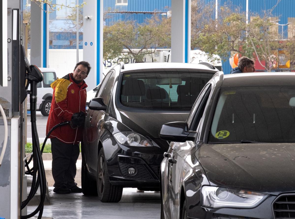 Una empleado de una gasolinera del barrio de Son Malferit de Palma llena el depósito de un coche