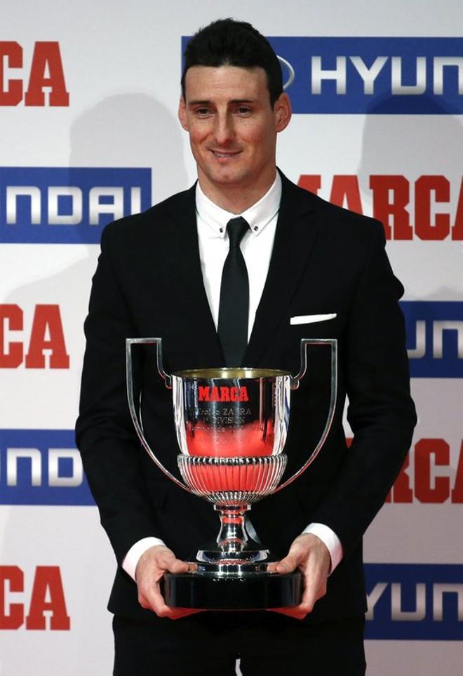 Aduriz consiguió el trofeo Zarra, máximo goleador nacional, en 2015 y 2016