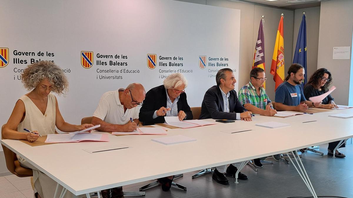 UGT, CCOO, el STEI, las patronales CECEIB y FEIPIMEB y la Associació Empresarial d'Escoles d'Educació Infantil de Menorca y Vera, en el centro, durante la firma.