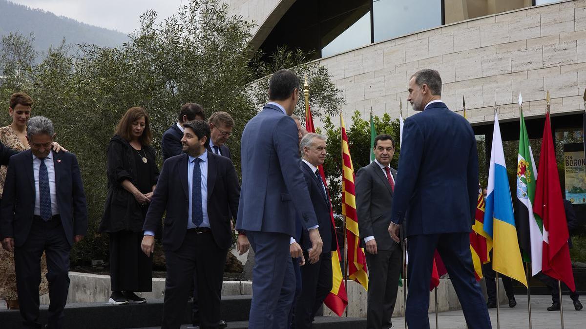 El Rey y Pedro Sánchez en un acto con presidentes autonómicos.