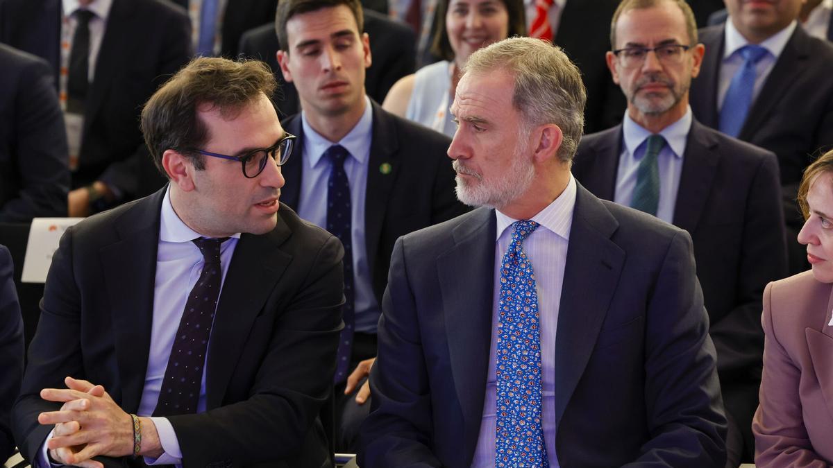 Felipe VI y el vicepresidente y ministro de Economía, Carlos Cuerpo, en el foro Invest in Spain Summit, el 27 de abril en Madrid.
