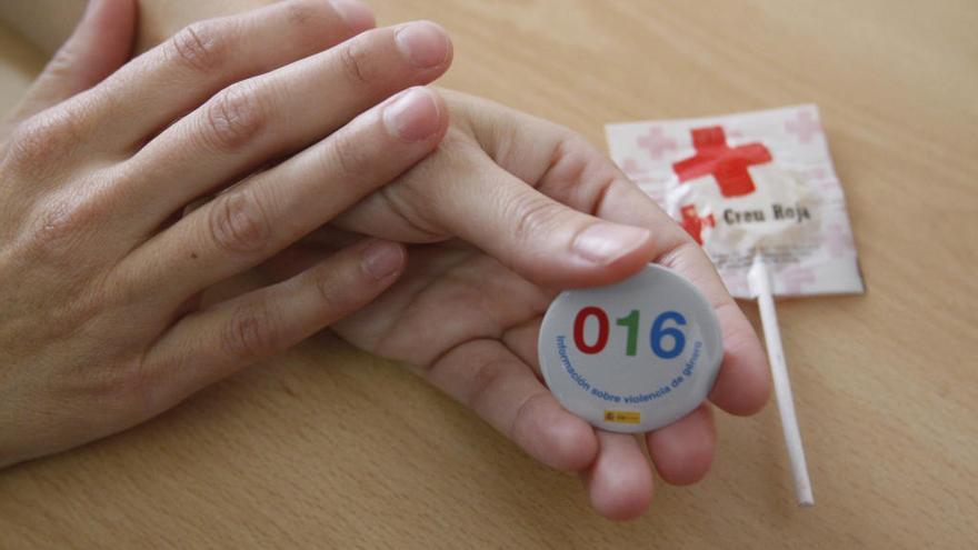 Material de Creu Roja per a una campanya contra la violència de gènere, en una imatge d&#039;arxiu