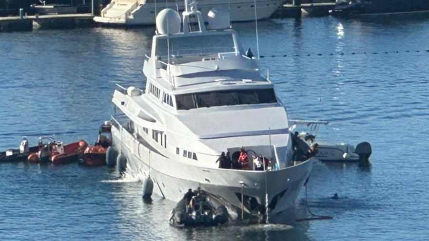 Sobresalto en Sanxenxo al encallar uno de los megayates más lujosos de España