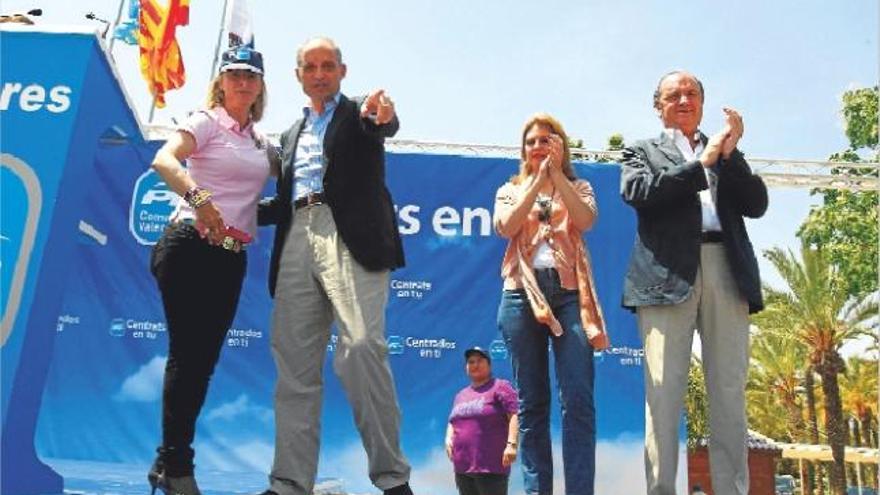 Camps, ayer junto a Sonia Castedo, mientras la consellera Paula Sánchez de León y el presidente de la Diputación, Joaquín Ripoll, aplauden en el acto en Alicante.