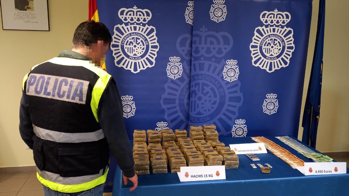 Un agente de la brigada de Policía Judicial, con la droga intervenida.