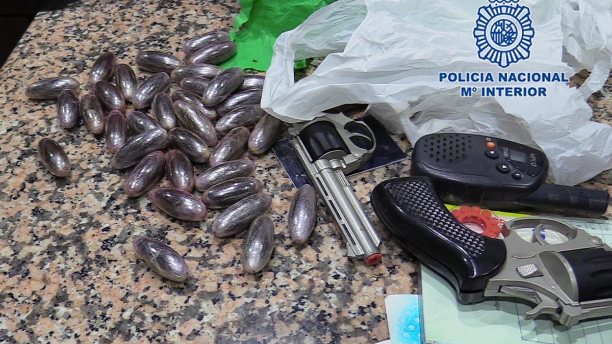 Armas y parte de las sustancias encontradas en la vivienda de Puente Tocinos.