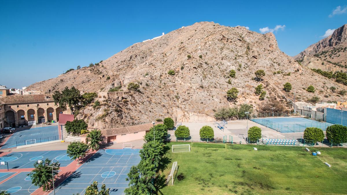 Terrenos públicos que el colegio usa como patio y pistas deportivas