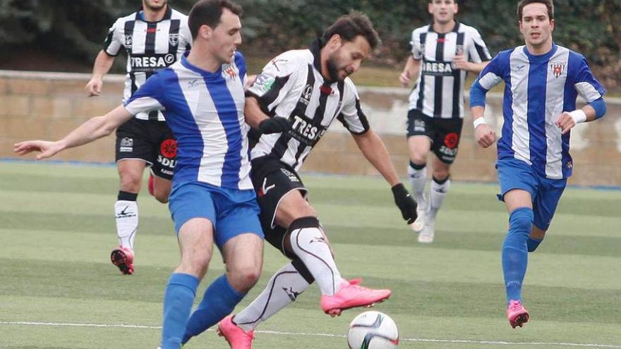 Pedro Beda intenta proteger el balón ante el acoso de un jugador del Izarra.