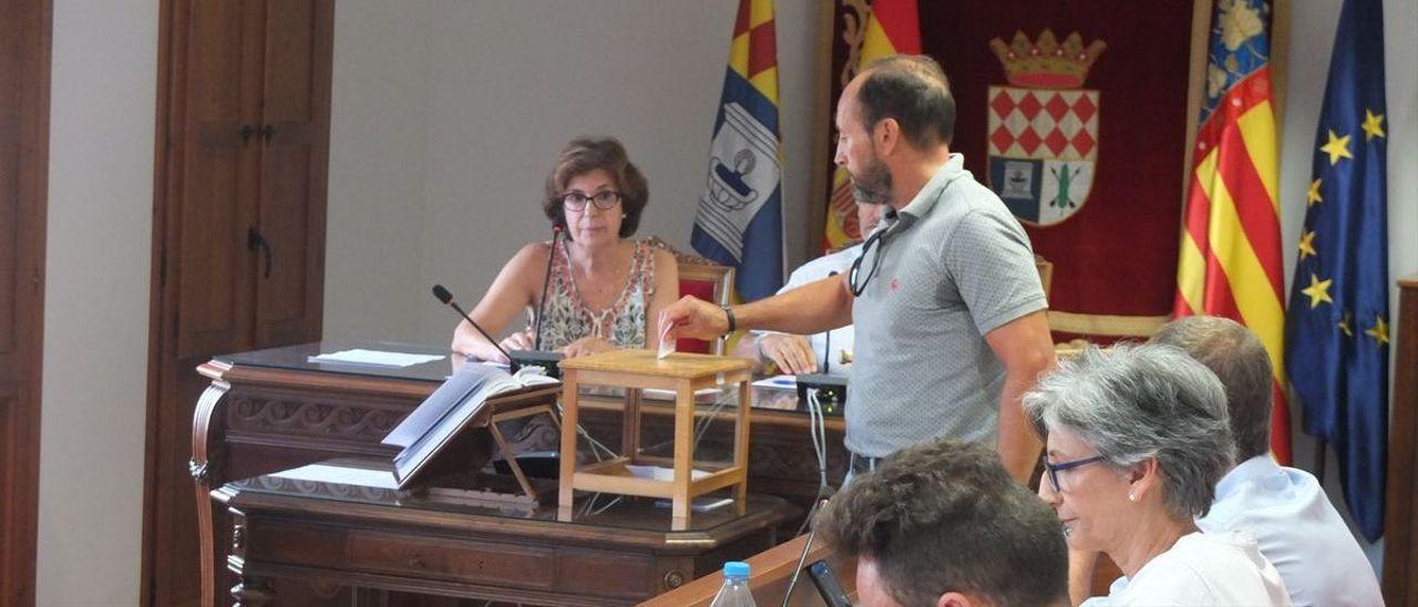 El edil tránsfuga del PP, Abelardo Zaragoza, vota en el pleno de investidura de Carmen Navarro en la Vilavella. / MÒNICA MIRA