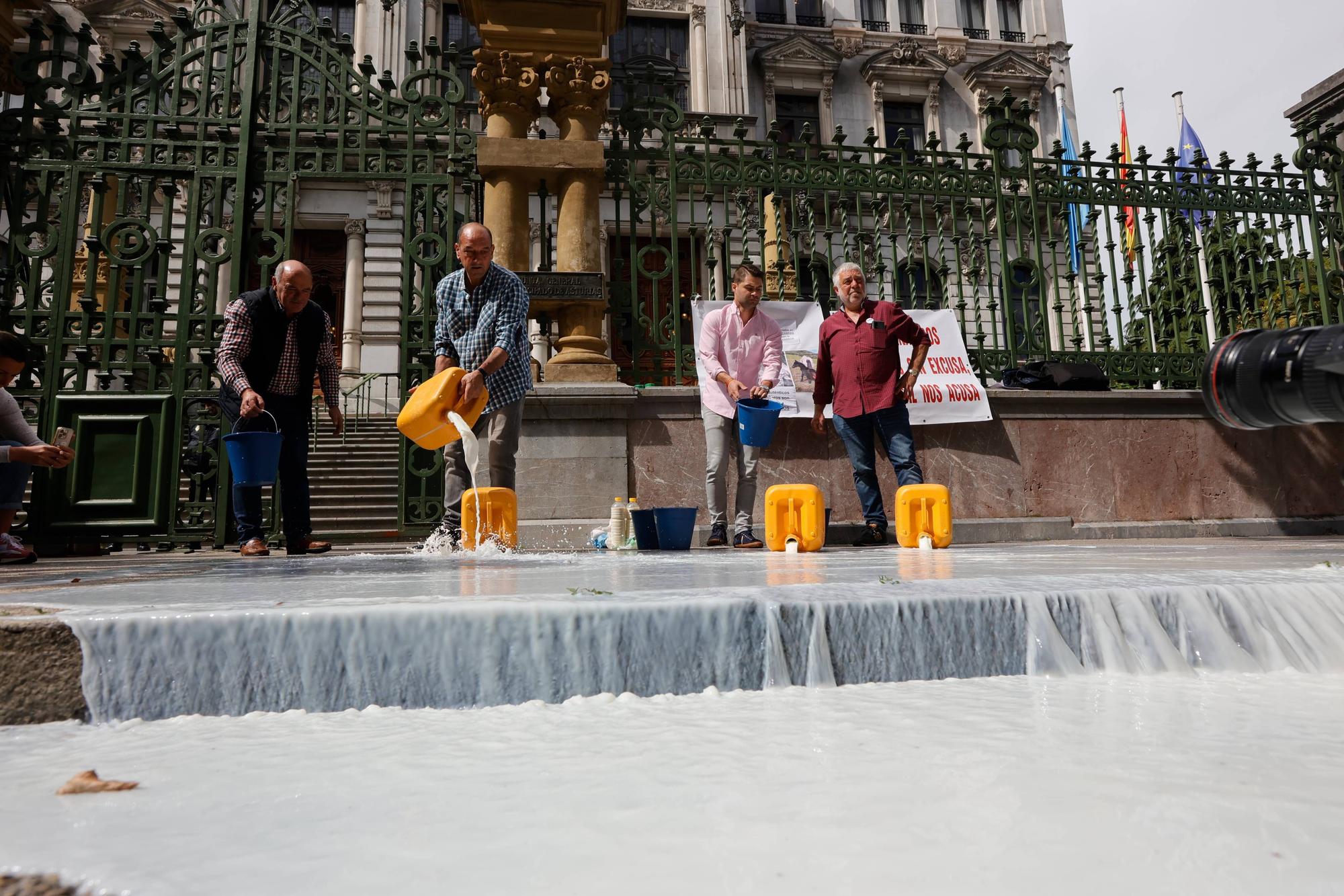 Los ganaderos derraman 80 litros de leche ante la Junta