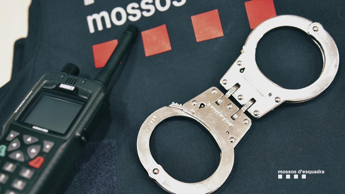 Esposas, walkie-talkie y chaleco de los Mossos d&#039;Esquadra