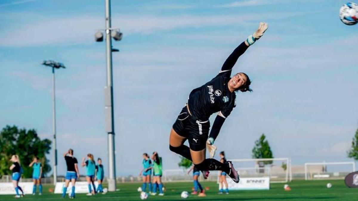 Parada de Carlota Alcalde en un entrenamiento.