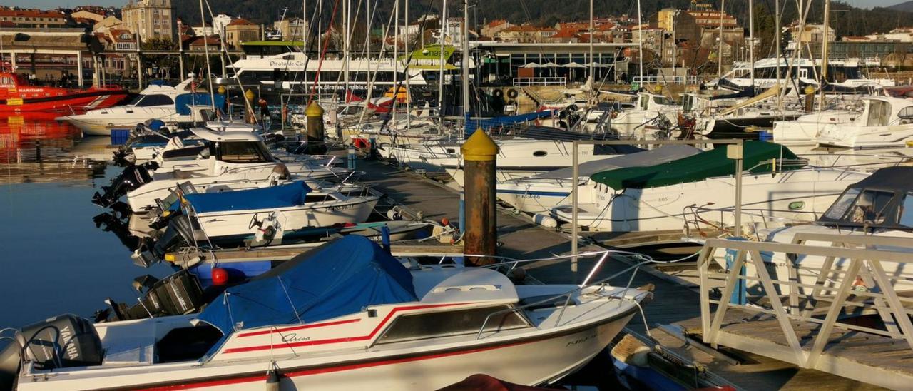 Puerto deportivo de Cangas.