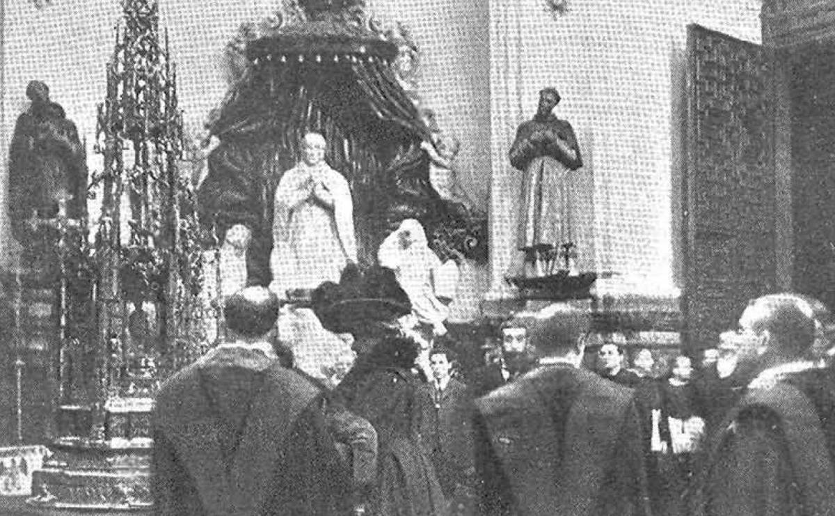 La reina sube a un carruaje a las puertas del Palacio de Viana.