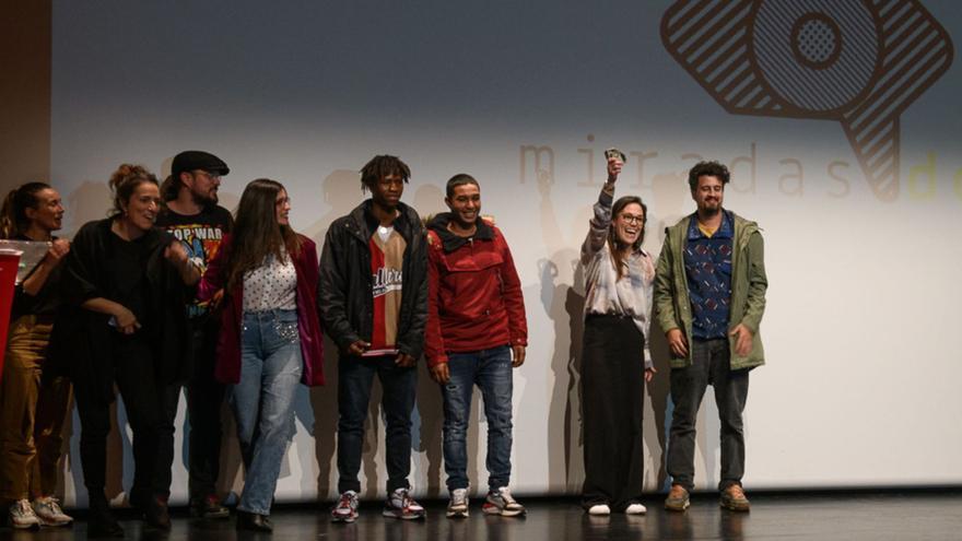 El equipo de Inshallah, sobre los migrantes acogidos en Tenerife, ayer en la gala de clausura del festival MiradasDoc de Guía de Isora. | | PATRICIA CÁMPORA