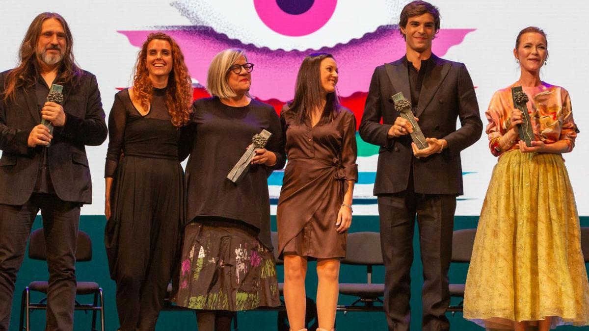 Foto de familia de los premiados de Málaga Cine, ayer en el Teatro Cervantes. | LA OPINIÓN