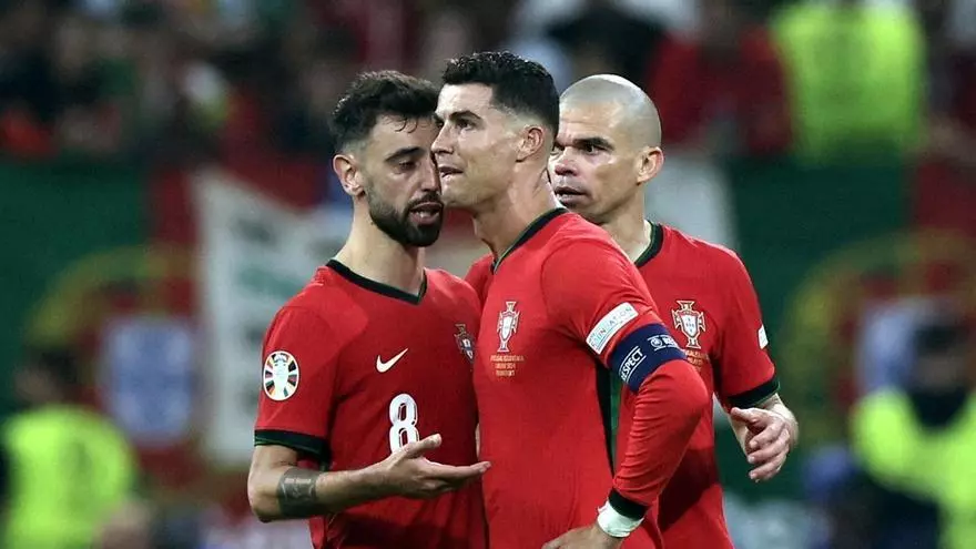 Bruno Fernandes defiende a Cristiano: "Es el mayor símbolo de Portugal"