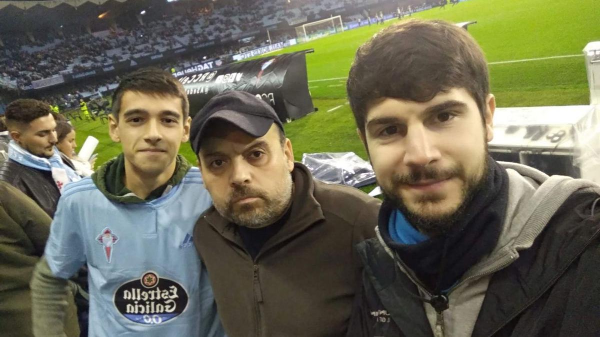 Parada, entre su hijo y un amigo, en un partido reciente en Balaídos. |