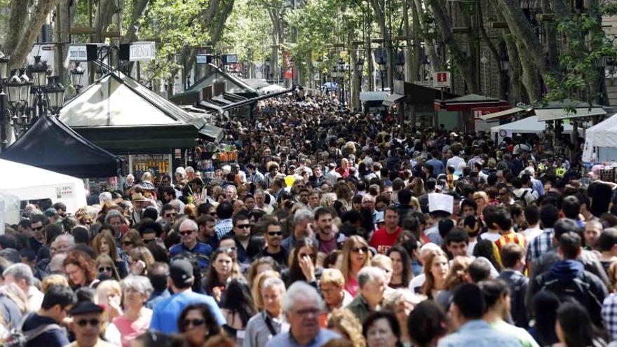 La multitud pasea por Las Ramblas de Barcelona.