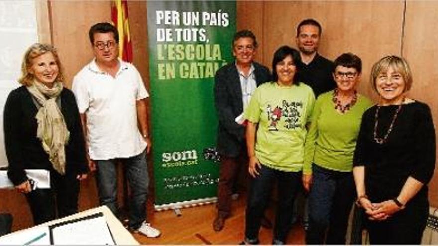 Els portaveus de les diferents organitzacions educatives i socials que lideren Som Escola a Girona.