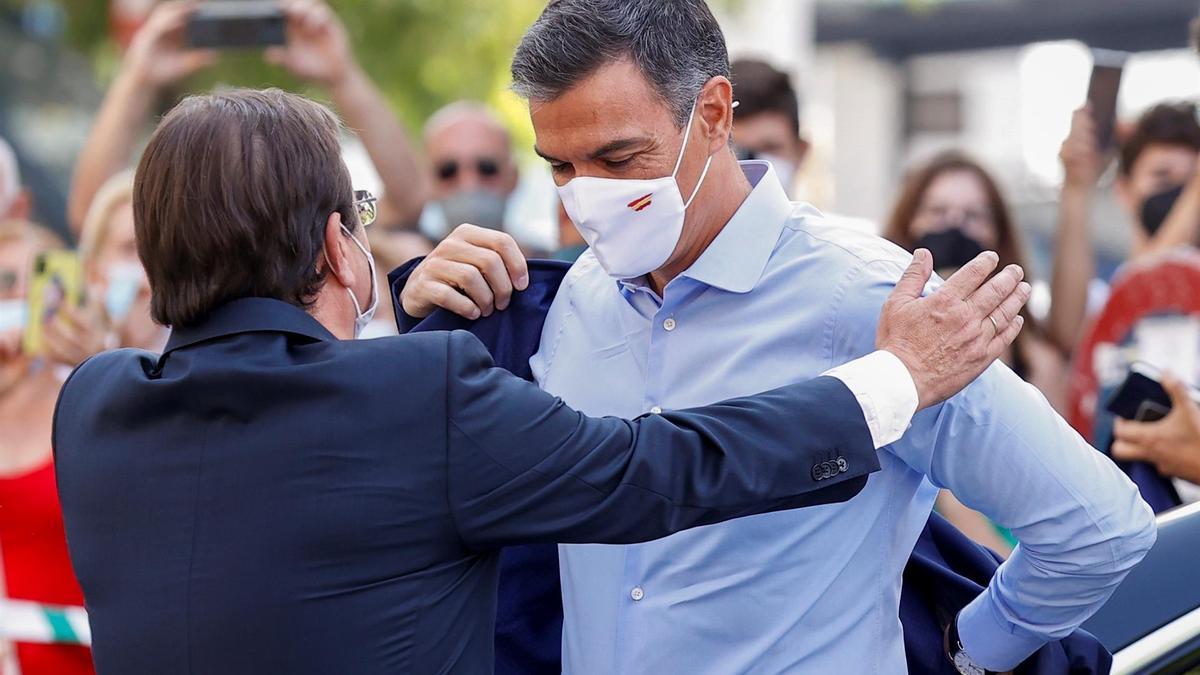 El presidente del Gobierno, Pedro Sánchez, es recibido por el presidente de Extremadura, Guillermo Fernández Vara