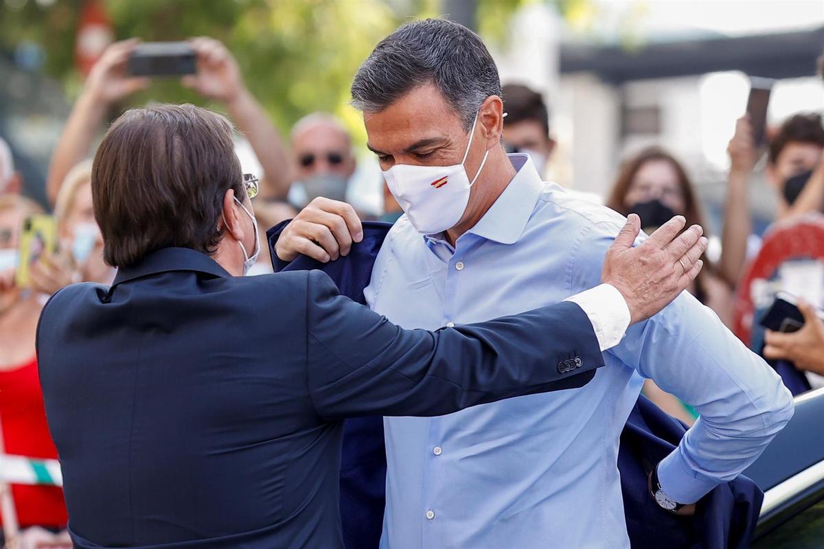 El presidente del Gobierno, Pedro Sánchez, es recibido por el presidente de Extremadura, Guillermo Fernández Vara