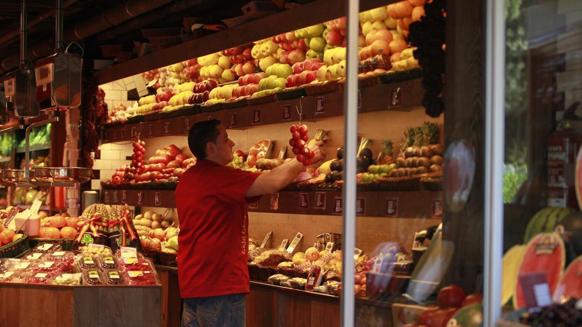 Archivo - Fruta, frutería, consumo, naranjas, manzanas