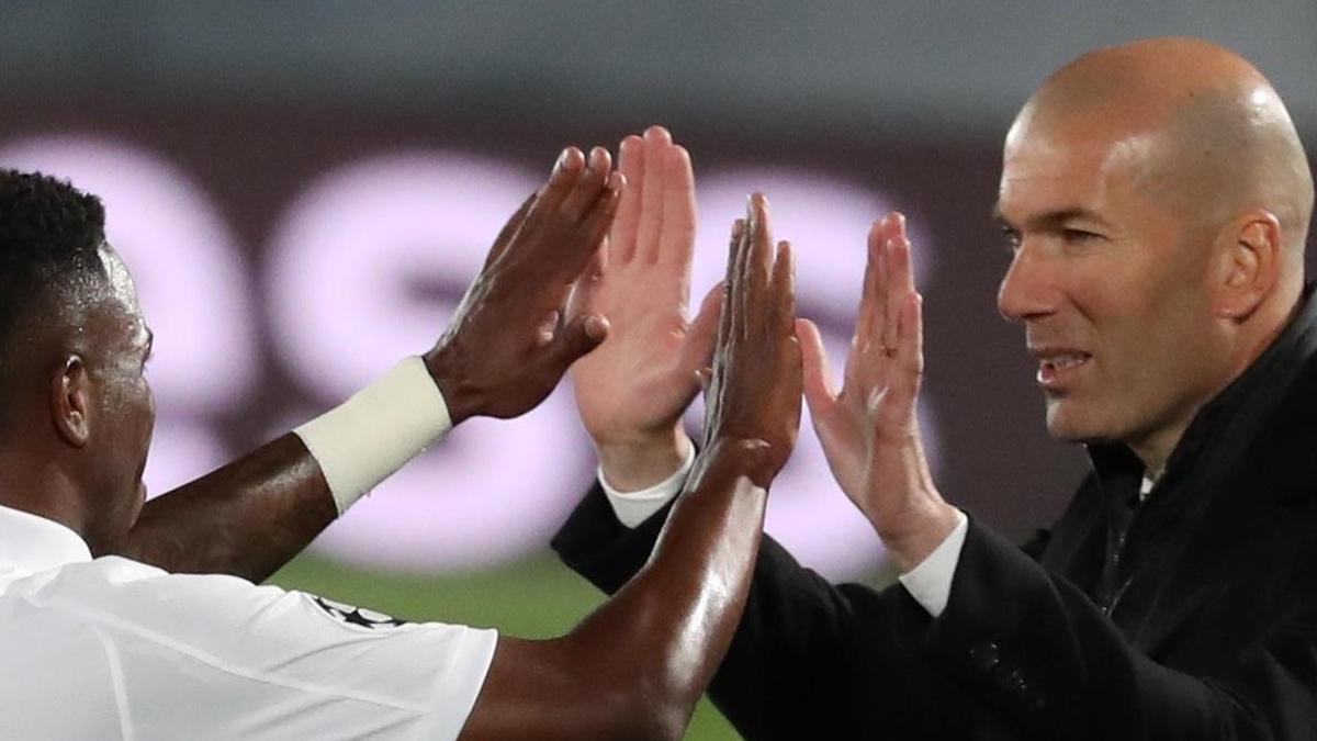 Zinedine Zidane felicita a Vinicius por su excelente partido
