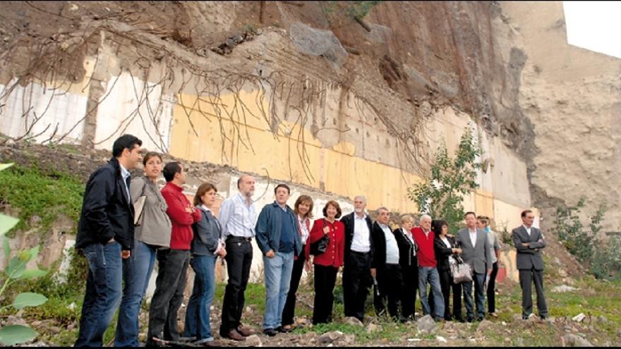 Los afectados de Pancho Guerra en el solar donde estaban sus casas, por las que aún les cobran el IBI.