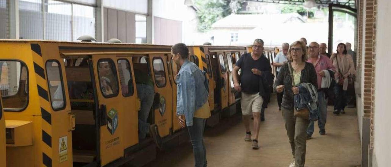 Viajeros subiendo al tren minero esta semana.