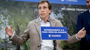 El alcalde de Madrid, José Luis Martínez-Almeida, interviene durante su visita al inicio de las obras de soterramiento de la A-5 y la construcción del futuro Paseo Verde del Suroeste.
