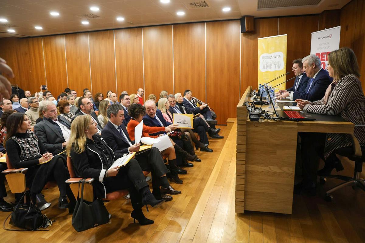 Desayuno informativo organizado por la concertada con la presencia del  secretario autonómico de Educación, Daniel McEvoy.