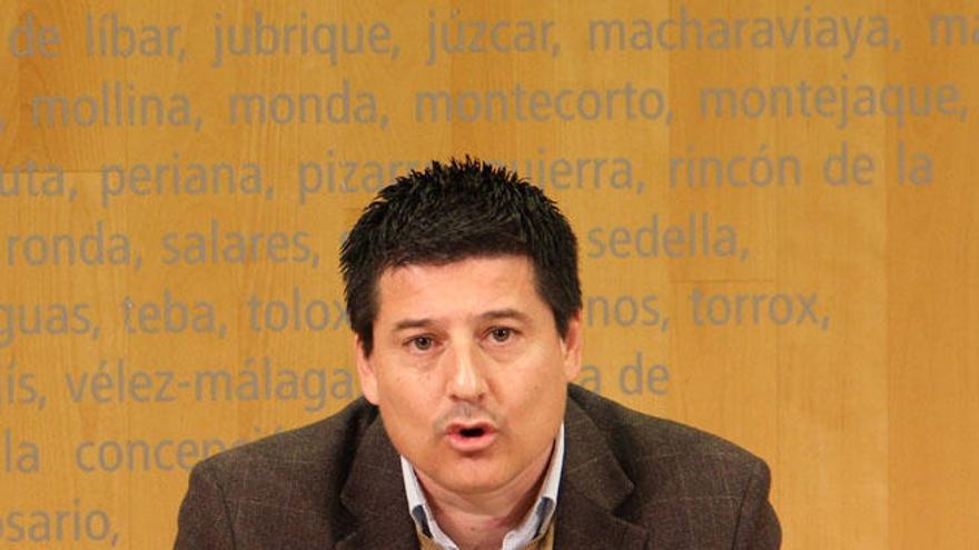 El vicepresidente de la Diputación, Francisco Oblaré, en rueda de prensa.