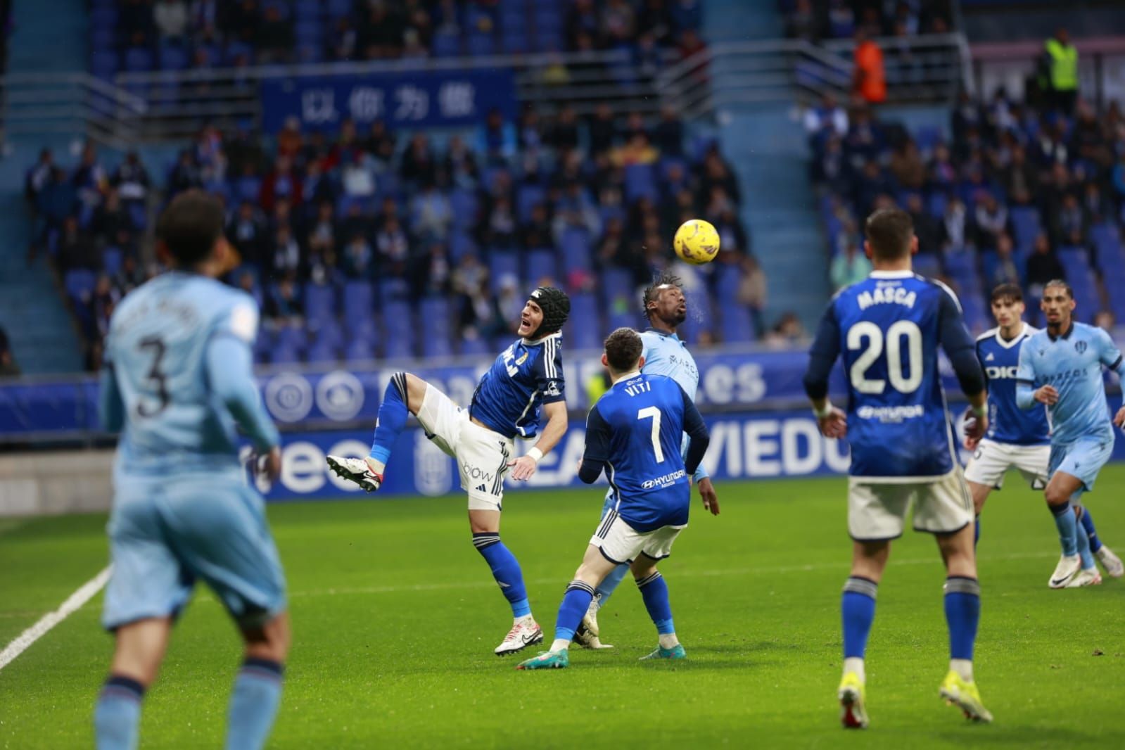 EN IMÁGENES: Ambiente y partido de un Real Oviedo-Levante pasado por agua