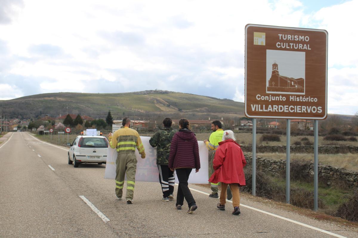 Los bomberos forestales reivindican un operativo fijo todo el año en una marcha de Molezuelas a Villarciervos