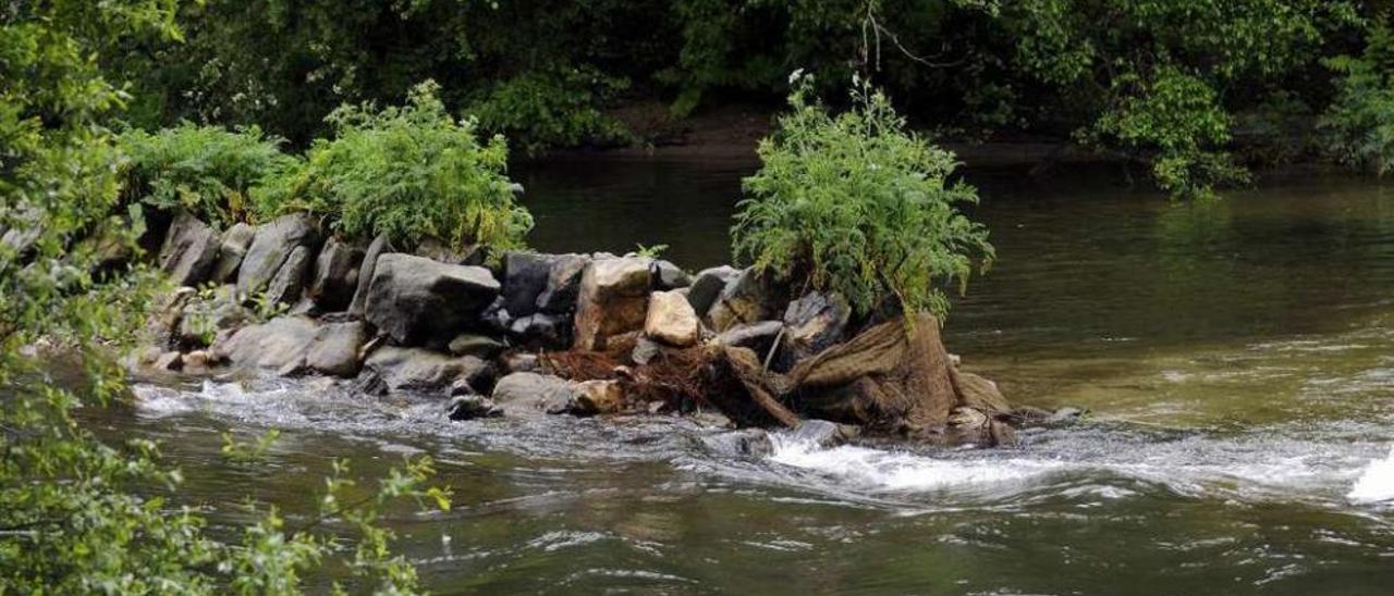 Restos de la presa de Coto, sobre el río Deza a su paso por Cira.  // Bernabé/Javier Lalín