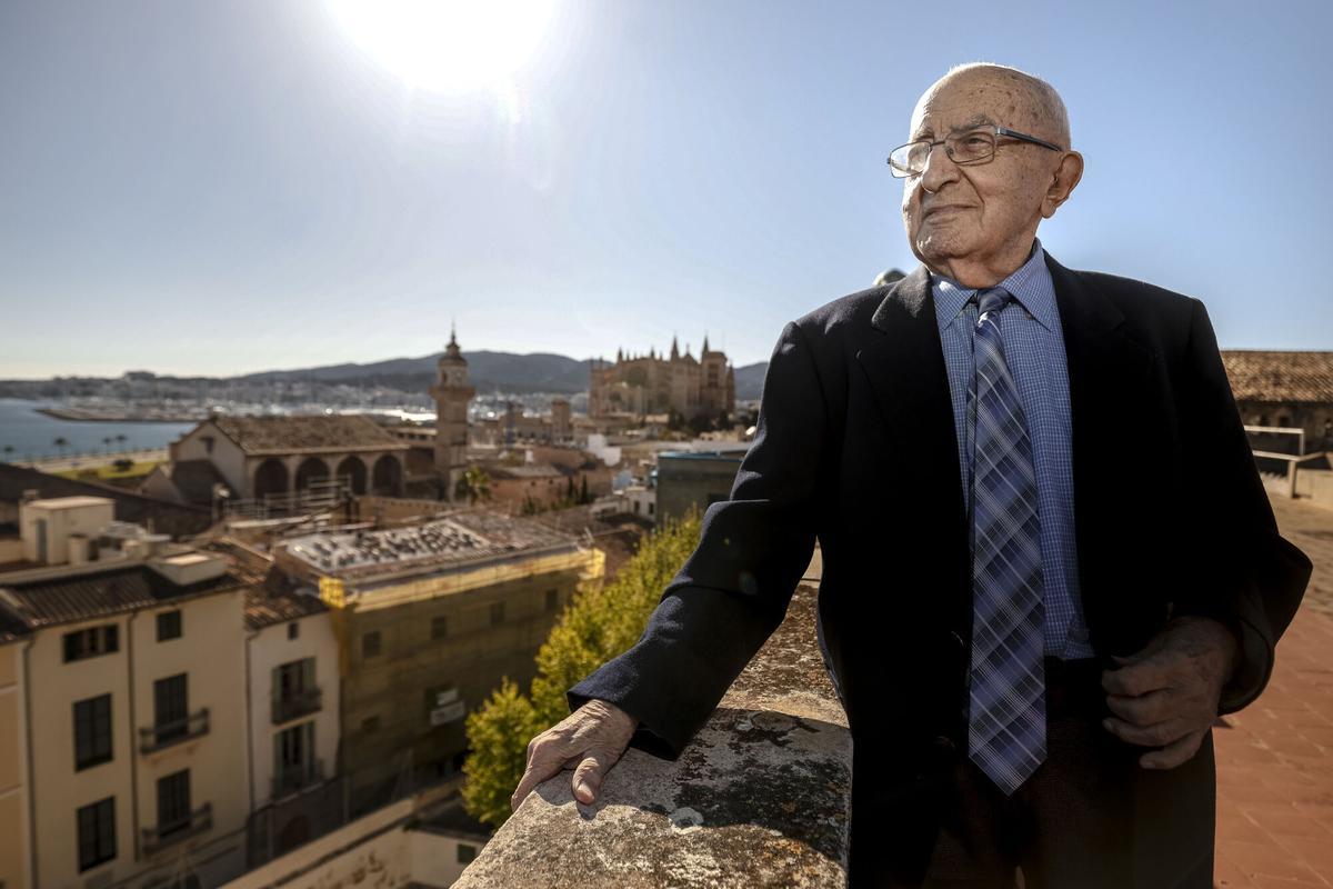 PALMA, NICOLAU PONS JESUITA QUE HA TRADUCIDO AL CASTELLANO LA OBRA "NUREDDUNA" DEL ESCRITOR MIQUEL COSTA I LLOBERA.