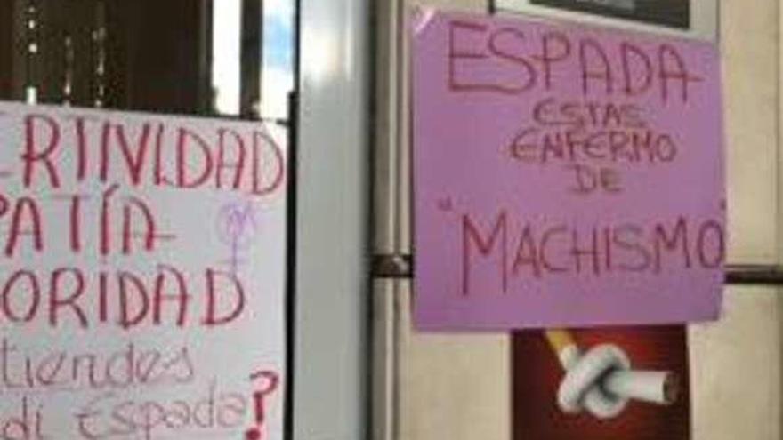 Pancartas contra el escritor.