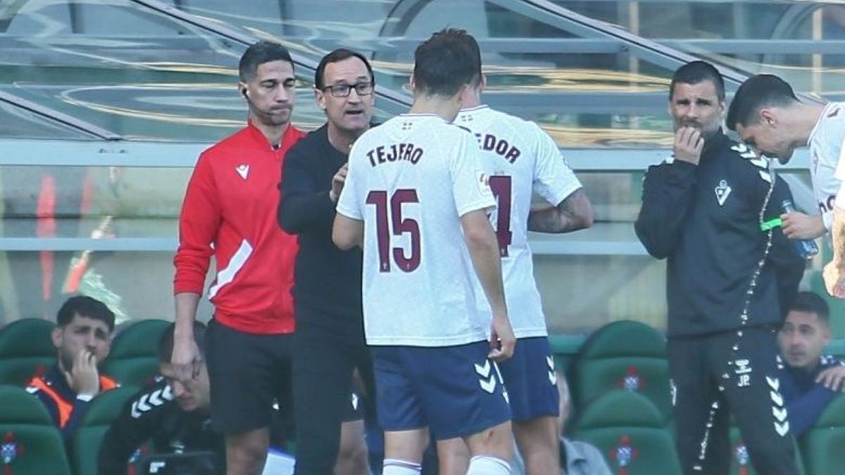 Joseba Etxeberria da instrucciones a Vencedor y Tejero en el partido del Eibar ante el Racing de Ferrol.