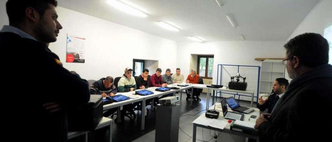 Alumnos del primer curso de pilotaje de drones en Vista Real. // Iñaki Abella