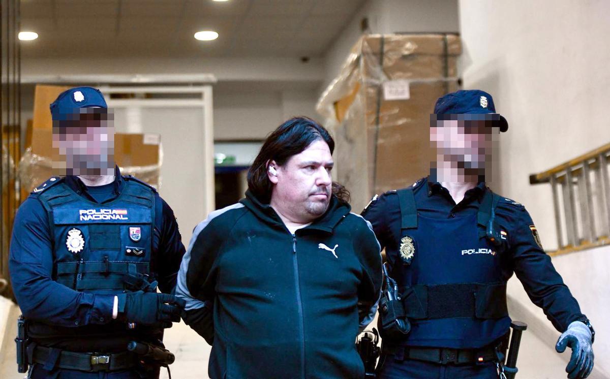 Alberto S. M., el sospechoso de secuestrar y violar a una mujer durante casi dos años en su casa de Murcia, es llevado desde comisaría hasta la Ciudad de la Justicia, para ser puesto a disposición judicial