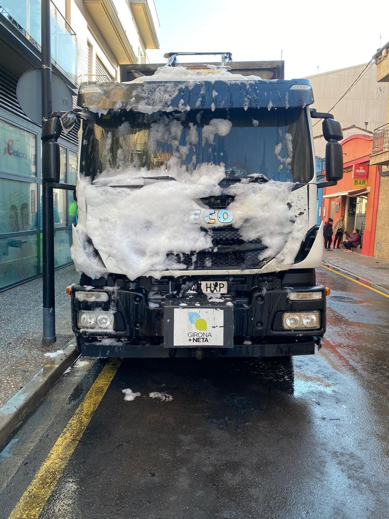 Crema un camió de recollida d'escombraries a Girona