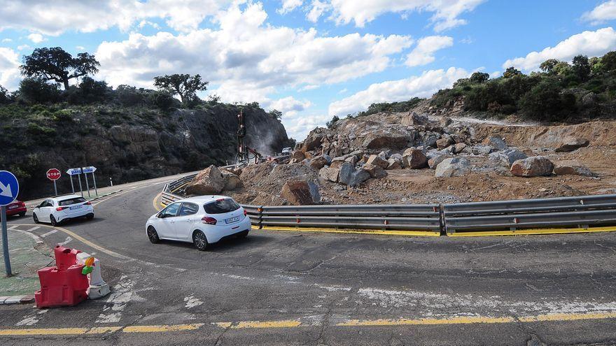 Obras en la rotonda del acceso norte de Plasencia, en una imagen de archivo.