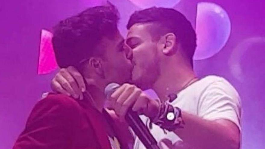 El beso de Cepeda y Agoney en Gijón del que todo el mundo habla