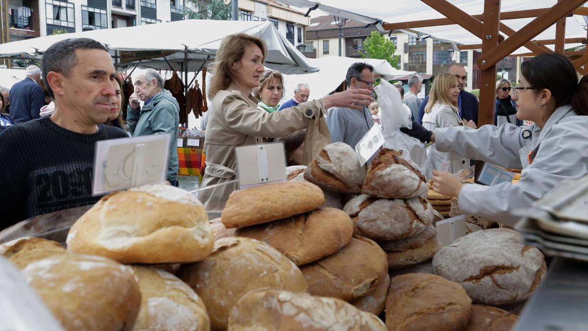 Uno de los puestos del pasadoMercado de San Isidro de Llanera.