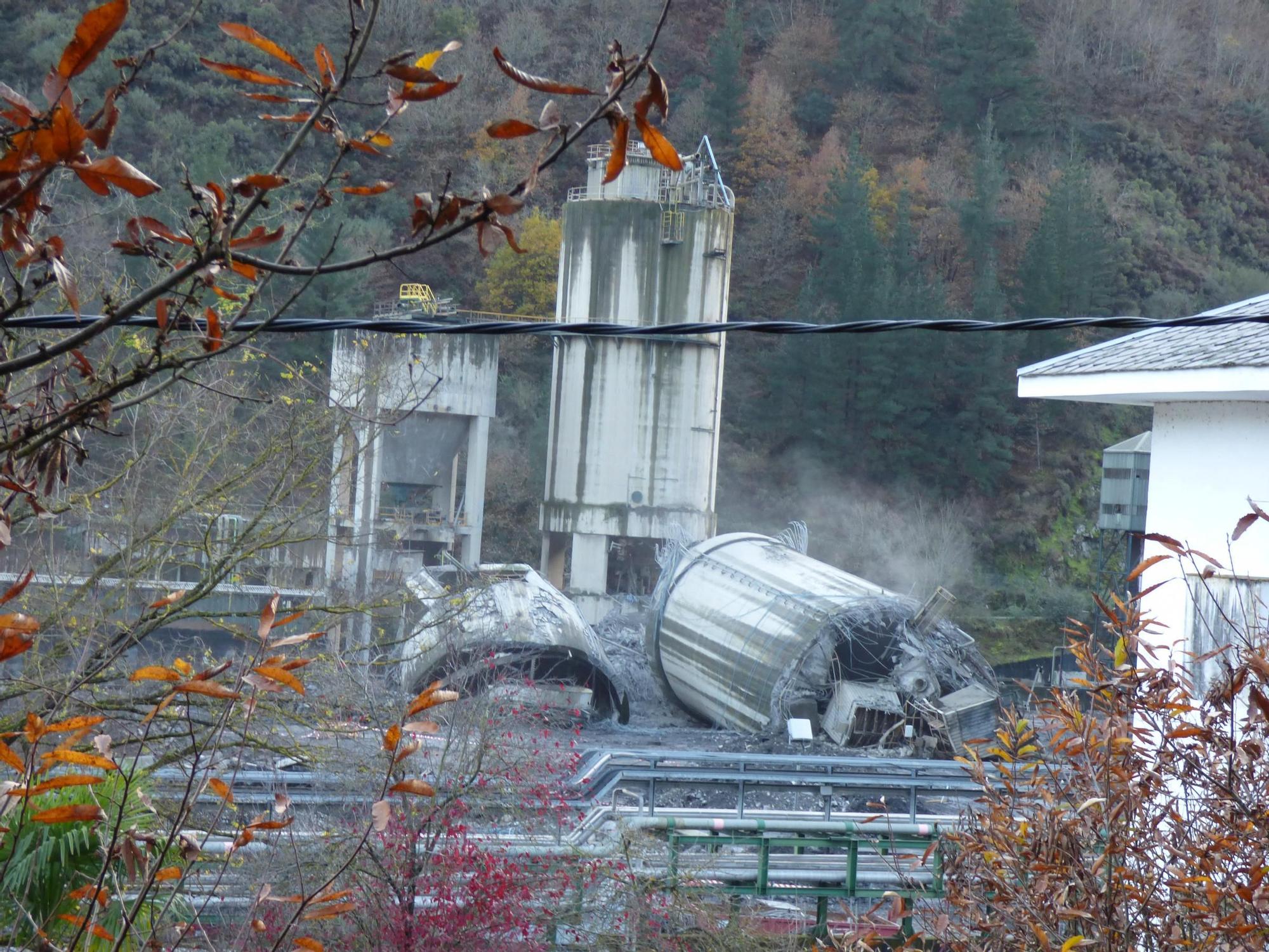 Así fue la demolición de los silos de la central térmica del Narcea.