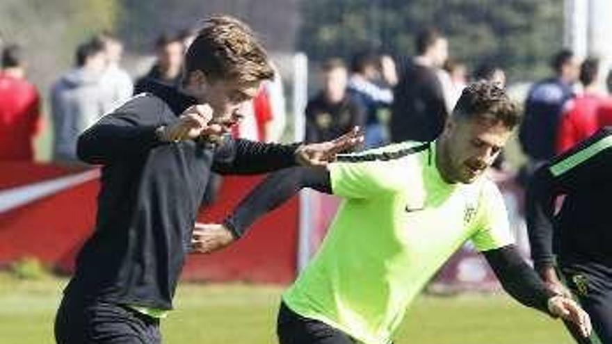 Por la izquierda, Álvaro Jiménez y Traver, durante el entrenamiento de ayer.