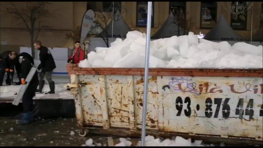 Així desmunten la pista de gel de Manresa