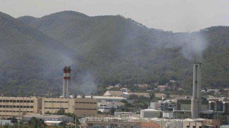 Las chimeneas de la central eléctrica de Endesa en Ibiza, en una imagen de archivo.