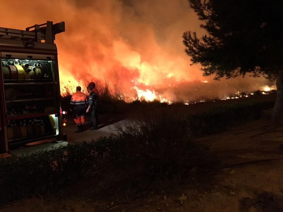 Un incendio obliga a desalojar el camping de Almenara